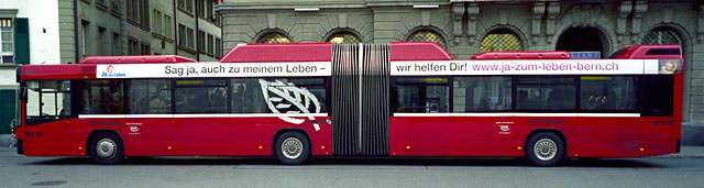 Trolleybus mit Werbung von Ja zum Leben